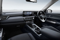 水平基調のインストゥルメントパネルには、12.3インチのディスプレイオーディオと8インチのデジタルドライバーディスプレイが並ぶ。