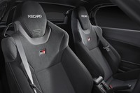 専用のレカロシート。シートカラーはブラックのみとなる。