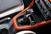 デュアルクラッチギアボックスの7段DSGを搭載。シフトレバーやステアリングホイールに設けられたシフトパドルで、マニュアルモードの操作が行える。