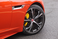 「Fタイプ」のV8モデル「R」には、20インチの大径ホイールが標準で備わる。