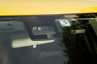 「スイフトスポーツ」には各種運転支援システムやサイドエアバッグなどからなる「セーフティパッケージ」が8万6400円で用意されているほか、プラス5万8320円で全方位モニターも装着可能となっている。