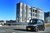 ドライブは、東京・お台場からスタート。個性的なデザインのフジテレビ本社とのツーショット。