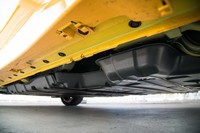 容量アップによってバッテリーユニットの厚みが2cm増したため、ボディーの下に15mmはみ出すことに。これによって最低地上高も標準車より15mm低い135mmとなっている。