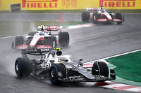 ようやく母国GPを迎えることができたアルファタウリの角田裕毅（写真前）。F4時代には鈴鹿サーキットのコースレコードを樹立したほど勝手知ったるコースでは、予選でブレーキの“片利き”という思わぬ不調に悩まされるも、Q2で13位と健闘。チームメイトのピエール・ガスリーがQ1敗退で17位となったことに比べれば善戦したといっていい。レースではスタート後に9位となるも、タイヤ交換のタイミングで順位を落とし、インターミディエイトタイヤで苦戦。結果、スタートポジションと同じ13位で完走となり、初の母国GPで入賞ならず。悔しさを口にするも、ホームでF1を走らせる喜び、応援してくれた多くのファンへの感謝を語っていた。ピットレーンスタートのガスリーは、オープニングラップでコース脇の看板がマシンにかぶさり、フロントウイングを壊すという不運に見舞われ17位、レース後に赤旗でのスピード違反を取られ20秒加算ペナルティーを受け18位に降格。（Photo=Getty Images / Red Bull Content Pool）