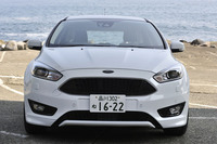 フェイスリフトで最新の“フォード顔”に。バイキセノンHIDヘッドランプが標準で備わる。