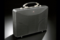 「NISSAN GT-R collection」のアタッシェケース。カーボン製で、50万円也。