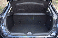 荷室のフロアは2段式。容量は、後席を倒すことで拡大できる。（写真をクリックすると、シートの倒れるさまが見られます）