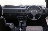 ダッシュボードにクロス風素材を貼ったり、メーターパネルの細部のデザインを変えたりはしているものの、全体的な印象はファミリアとほとんど変わらなかった。