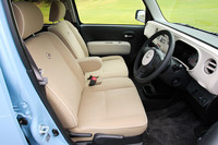 ミラココアプラスの内装は、イエローベージュのスエード調シート生地を採用。前席には「ココア」エンブレムのアクセントも。