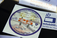 こちらは2008年、誕生25周年を記念して作ったステッカー。プラグをロウソク代わりに。