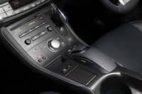 ディスプレイを操作する、「LFA」「RX」「HS」とも共通のリモートタッチ。