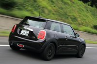 新型「MINI」の中では最も排気量の小さな「ONE」だが、動力性能は十分。0-100km/h加速は9.9秒となっている（本国仕様）。
    