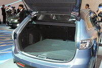 ワゴンに新採用された「カラクリトノボード」は、ハッチの開閉に応じて自動的に動くため、わずらわしいトノボードの開閉作業が不要になる。