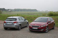 新型のハイライトの一つは、「先代モデル比マイナス140kg」とされる“軽量化”。ボンネットやフロントフェンダーにはアルミ材が、リアのテールゲートには合成材料が用いられている。