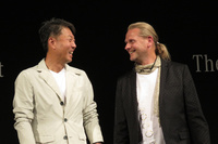 発表会にてメルセデス・ベンツ日本の上野金太郎社長と談笑するバドシュトゥブナー氏。