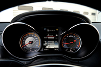 2眼式のメーターは左が速度計で右がエンジン回転計。
    