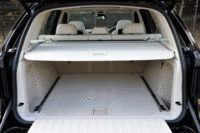 荷室容量は従来モデルより30リッター大きい620リッターを確保。後席を倒した時のスペースも、従来型より120リッター大きい1870リッターとなっている。（写真をクリックすると、シートの倒れる様子が見られます）