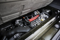 エンジンは、標準モデルと比べ、出力が31ps、トルクは5.6kgmアップしている。