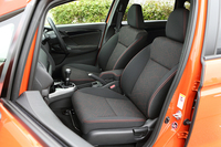 シートはRS専用デザインのものが装着される。