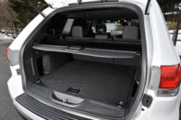 標準状態でおよそ1m四方の床面を持つ荷室。後席を前方に倒すことで、容量をさらに拡大できる。（写真をクリックするとシートの倒れるさまが見られます）
    