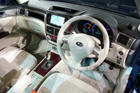 2.0iのアイボリー＆ブラックインテリア。