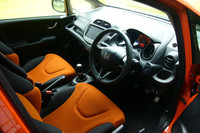 インテリアはなんと、ド派手なオレンジ×ブラックのツートンカラーのみ。