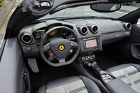 インテリアのしつらえは、従来モデルと変わらない。インストゥルメントパネル左端には、水温、油温や4輪の内圧、温度などの情報がデジタル表示される。