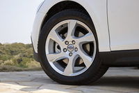 足元は“Larenta”と呼ばれる17インチのアルミホイールで飾られる。シルバーのカラーリングは、カタログモデル「T5 AWD」（ダークシルバー）との相違点。