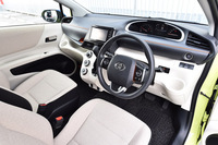 「シエンタX 7人乗り）」のインストゥルメントパネルまわり。メーターはステアリングの上から視認する格好となる。