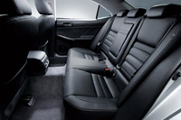 ホイールベースの延長と薄型前席シートバックの採用で、後席の居住性が向上した。
    