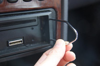 今まで使っていたグルンディッヒ製CDラジオ（フェイスは外してあります）を盗難防止ピンを使って引き抜く。