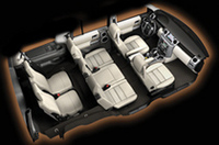 
	オプションのサードシートを装着すれば、「2＋3＋2」の7人乗りになる。
	 