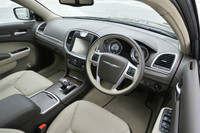 インテリアは格段に洗練され、上級グレード「300Cラグジュアリー」のインパネやセンターコンソールには、伊ポルトローナ・フラウ社製のレザーが張られる。日本仕様は右ハンドルのみの設定。