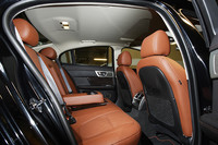 後席は、足下、頭上、左右方向ともに十分な空間を確保したという。