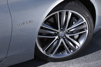 
    「Type P」のホイールサイズは、標準で17インチ。テスト車はオプション「切削光輝19インチアルミホイール」（写真）を装着する。ともにタイヤは、パンク後も走行可能なランフラットタイプとなる。
    