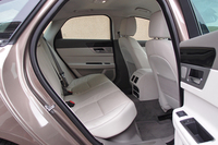 座面、背もたれともに大きく後傾した後席。ニールームは先代比で24mm拡大された。