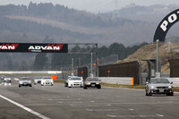 イベント入場料（前売1000円、当日1500円）と駐車料（1500円）だけで、クラブやチームの「オフ会」の会場を提供し、おまけにレーシングコースを走れるという、お得感のある「オフ会体験走行」。これは新旧「GT-R」のチームだが、珍しいところでは「三菱レグナム」のチームなども参加していた。