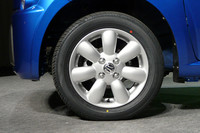 タイヤサイズは「G」「X」が145/80R13、「T」は155/65R14。幅を狭め外径を大きくすることで、燃費を向上させた。