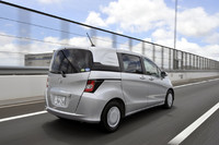 【スペック】Gジャストセレクション：全長×全幅×全高＝4210×1695×1715mm／ホイールベース＝2740mm／車重＝1280kg／駆動方式＝FF／1.5リッター直列4気筒SOHC16バルブ（118ps/6600rpm、14.7kgm/4800rpm）／価格＝178万8000円（テスト車＝214万5000円／Lパッケージ＝11万5500円／Honda HDDインターナビシステム＋ETC＝24万1500円）