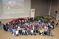 講演者と約150名の参加者がそろっての記念撮影。