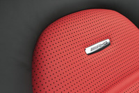 「AMGスポーツシート」の表皮はナッパレザー。背もたれと座面にパンチングメッシュが施される。
    