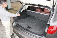 リアシートは、荷室側の操作で倒せる。さらに電動スイッチで起こせるのは嬉しいポイントだ。