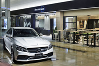別の角度から見た「Mercedes me Tokyo HANEDA」。写真左奥が、メルセデスのラウンジスペース。
    