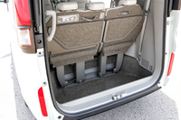 車体最後尾には、3列目シート使用時でもご覧のような荷室が確保される。この空間が、3列目シートの折りたたみ収納スペースとなる。