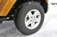本来の「ラングラー アンリミテッド サハラ」のタイヤサイズは255/70R18だが、テスト車は265/70R17サイズのスタッドレスタイヤを装着していた。タイヤの銘柄は、その名も「グッドイヤー・ラングラーIP/N」
    