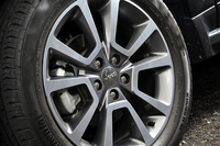 「リミテッド」専用の18インチアルミホイール。タイヤサイズは「スポーツ」が215/60R17、リミテッドが215/55R18となる。
    