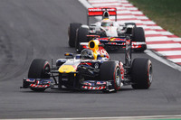 スタートでトップを奪ったベッテル（前）は、2位ハミルトン（後ろ）を徐々に引き離しにかかる。セーフティーカーが入った後も、ファステストラップ連続更新で逃げ切り、今季16戦して10勝目をマークした。本来なら、戴冠の瞬間となった日本GPで優勝したかっただろう。レース後の喜びようは、鈴鹿でのそれとは明らかに違った。（Photo=Red Bull Racing）