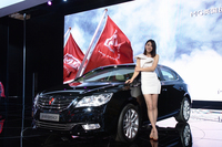 2012年の北京ショーのコンパニオン。肩を露出してミニスカートが定番だった。