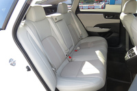 バッテリーの改良と搭載レイアウトの変更により、3人乗りのリアシートを実現している。