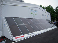バッテリー交換ステーションに設置される太陽光発電パネル。期間中に利用する電力は、すべてこの太陽光発電システムから供給されているとか。